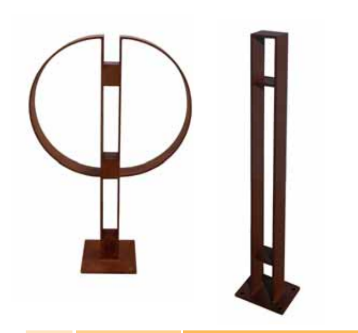 Zeer moderne fietsenrekken c.q. aanleunbeugels. Links model VIP en rechts model Brasil.